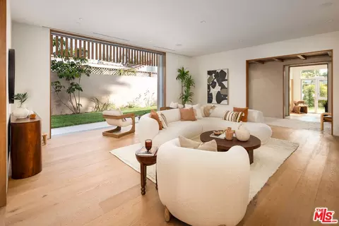 Living - 2132 Walnut Ave, Venice, CA 90291 photo 2 of 3