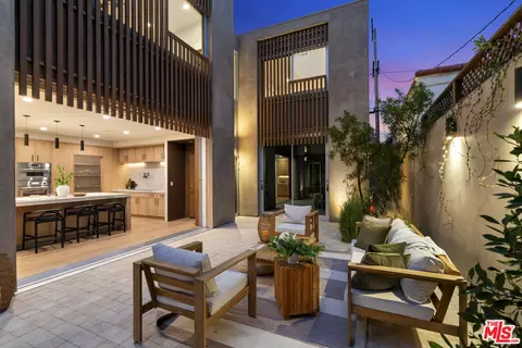 Exterior - 2132 Walnut Ave, Venice, CA 90291 photo 4 of 8