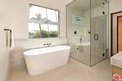 Bath - 2132 Walnut Ave, Venice, CA 90291 photo 5 of 9