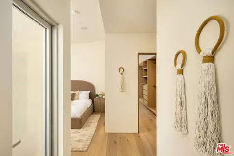 Entry Way - 2132 Walnut Ave, Venice, CA 90291 photo 7 of 8