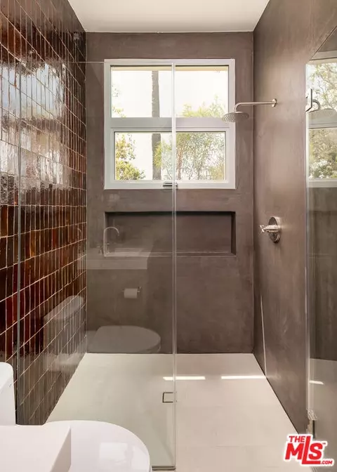 Bath - 2132 Walnut Ave, Venice, CA 90291 photo 2 of 9
