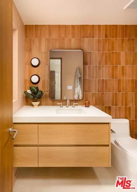 Bath - 2132 Walnut Ave, Venice, CA 90291 photo 7 of 9