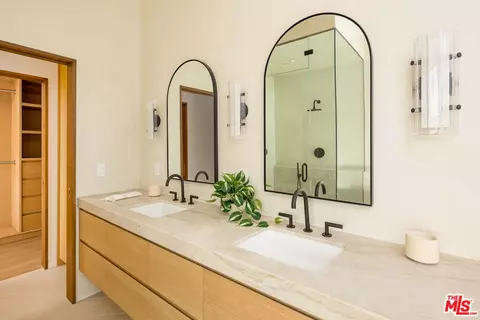 Bath - 2132 Walnut Ave, Venice, CA 90291 photo 4 of 9