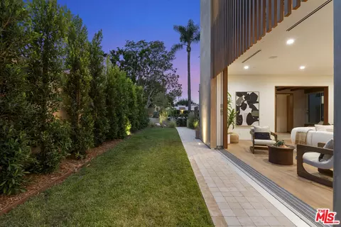 Exterior - 2132 Walnut Ave, Venice, CA 90291 photo 6 of 8
