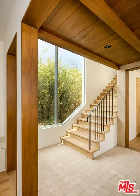 Entry Way - 2132 Walnut Ave, Venice, CA 90291 photo 5 of 8