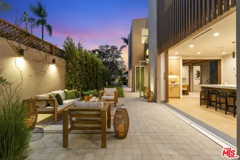 Exterior - 2132 Walnut Ave, Venice, CA 90291 photo 5 of 8