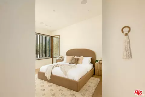 Bedroom - 2132 Walnut Ave, Venice, CA 90291 photo 1 of 5