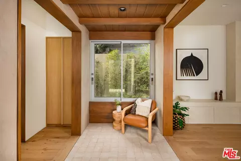 Entry Way - 2132 Walnut Ave, Venice, CA 90291 photo 2 of 8