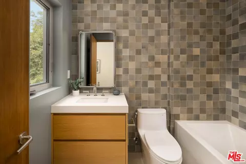 Bath - 2132 Walnut Ave, Venice, CA 90291 photo 6 of 9