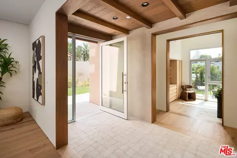 Entry Way - 2132 Walnut Ave, Venice, CA 90291 photo 1 of 8