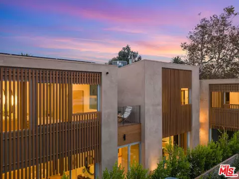 Exterior - 2132 Walnut Ave, Venice, CA 90291 photo 2 of 8