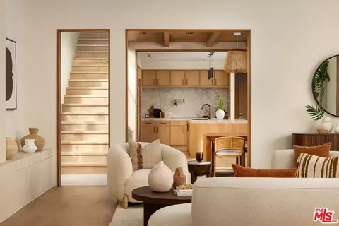 Entry Way - 2132 Walnut Ave, Venice, CA 90291 photo 4 of 8