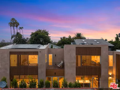 Exterior - 2132 Walnut Ave, Venice, CA 90291 photo 3 of 8