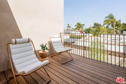 Exterior - 2132 Walnut Ave, Venice, CA 90291 photo 8 of 8