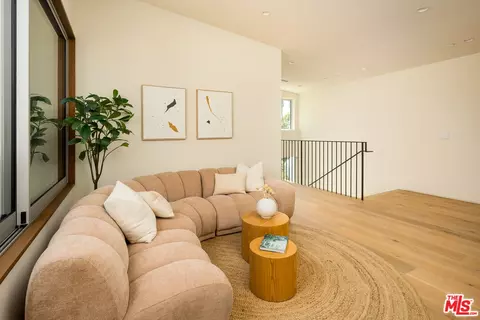 Entry Way - 2132 Walnut Ave, Venice, CA 90291 photo 6 of 8