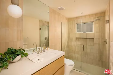 Bath - 2132 Walnut Ave, Venice, CA 90291 photo 9 of 9