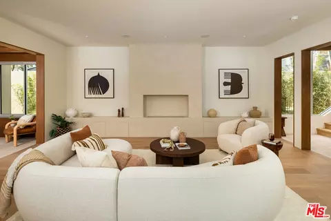 Living - 2132 Walnut Ave, Venice, CA 90291 photo 3 of 3