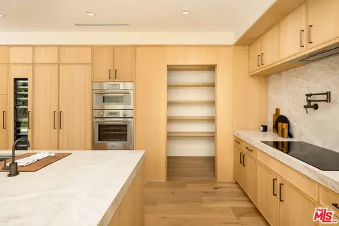 Kitchen - 2132 Walnut Ave, Venice, CA 90291 photo 2 of 4
