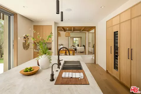 Kitchen - 2132 Walnut Ave, Venice, CA 90291 photo 3 of 4