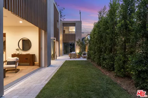 Exterior - 2132 Walnut Ave, Venice, CA 90291 photo 7 of 8