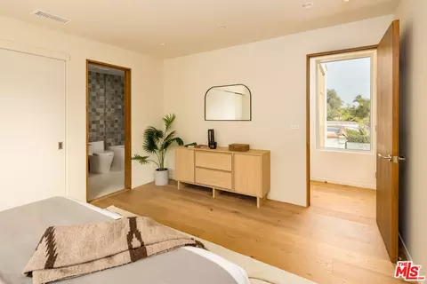 Bedroom - 2132 Walnut Ave, Venice, CA 90291 photo 4 of 5