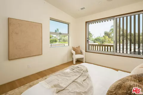 Bedroom - 2132 Walnut Ave, Venice, CA 90291 photo 2 of 5