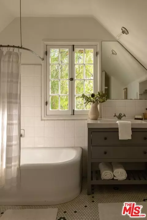 Bath - 92 Grace Ter, Pasadena, CA 91105 photo 1 of 2