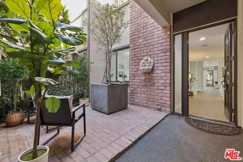 141 S Linden Dr #104, Beverly Hills, CA 90212