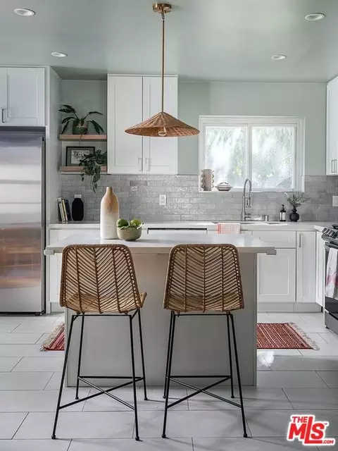 Kitchen - 2012 N Screenland Dr, Burbank, CA 91505 photo 5 of 6