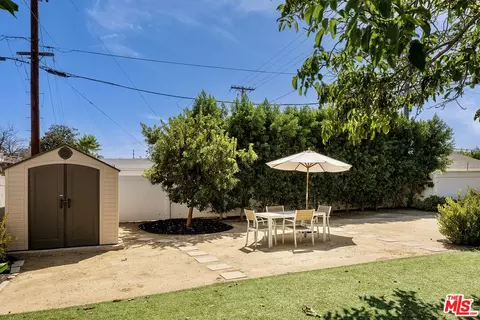 Exterior - 2012 N Screenland Dr, Burbank, CA 91505 photo 6 of 6