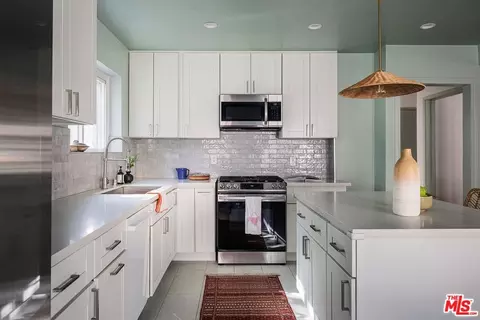 Kitchen - 2012 N Screenland Dr, Burbank, CA 91505 photo 4 of 6
