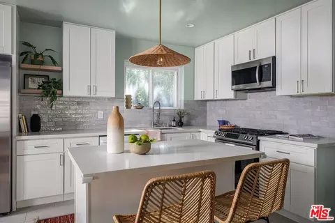 Kitchen - 2012 N Screenland Dr, Burbank, CA 91505 photo 2 of 6