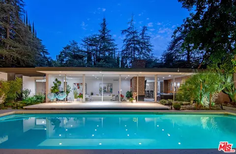 5000 Queen Victoria Rd, Woodland Hills, CA 91364