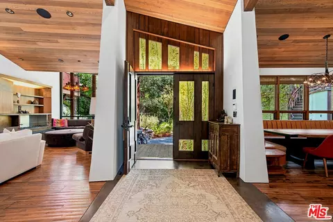 3851 Kingswood Rd, Sherman Oaks, CA 91403
