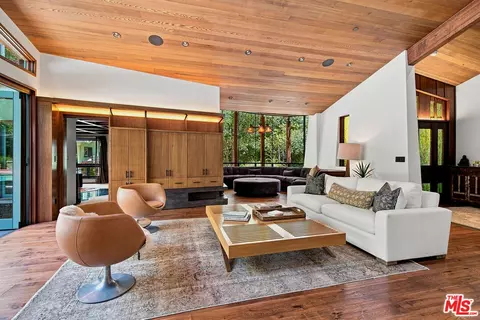 3851 Kingswood Rd, Sherman Oaks, CA 91403