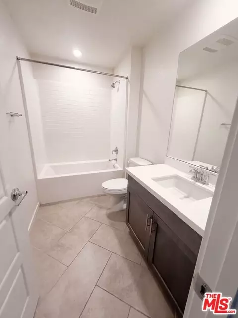 Bath - 573 Winchester Dr, Oxnard, CA 93036 photo 2 of 3