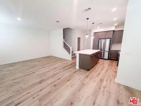 Living - 573 Winchester Dr, Oxnard, CA 93036 photo 1 of 2