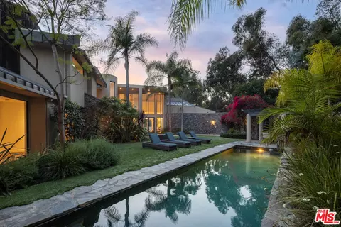 1060 E Oakmont Dr, Los Angeles, CA 90049