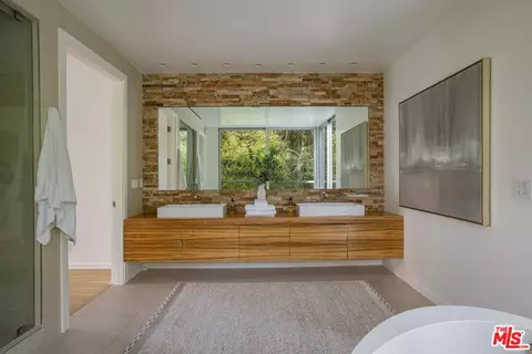 Bath - 2731 Hutton Dr, Beverly Hills, CA 90210 photo 5 of 5