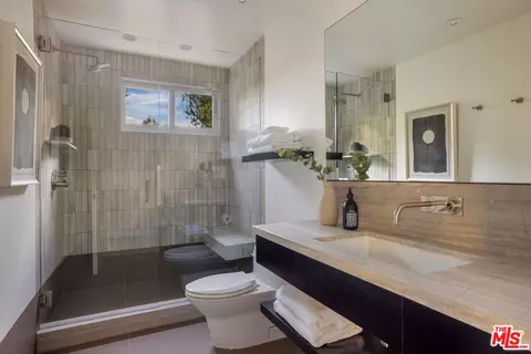 Bath - 2731 Hutton Dr, Beverly Hills, CA 90210 photo 2 of 5