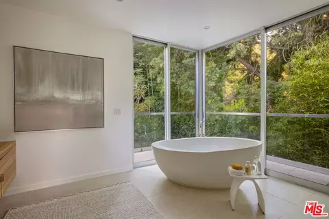Bath - 2731 Hutton Dr, Beverly Hills, CA 90210 photo 4 of 5