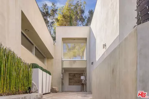 Exterior - 2731 Hutton Dr, Beverly Hills, CA 90210 photo 6 of 9