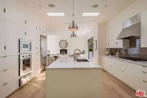 Kitchen - 2731 Hutton Dr, Beverly Hills, CA 90210 photo 1 of 2