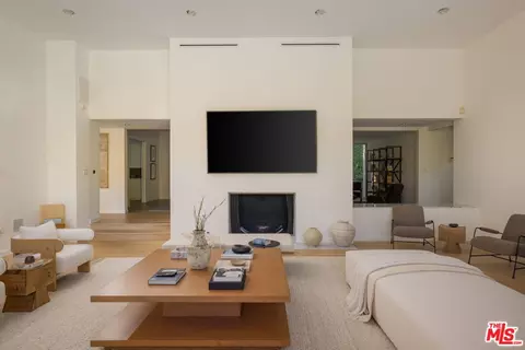 Living - 2731 Hutton Dr, Beverly Hills, CA 90210 photo 4 of 6