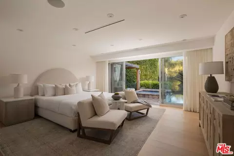 Bedroom - 2731 Hutton Dr, Beverly Hills, CA 90210 photo 2 of 4