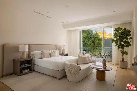 Bedroom - 2731 Hutton Dr, Beverly Hills, CA 90210 photo 3 of 4