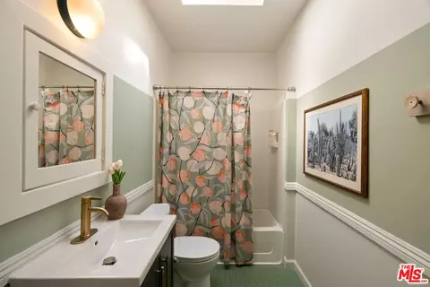 Bath - 818 Palms Blvd, Venice, CA 90291 photo 1 of 5