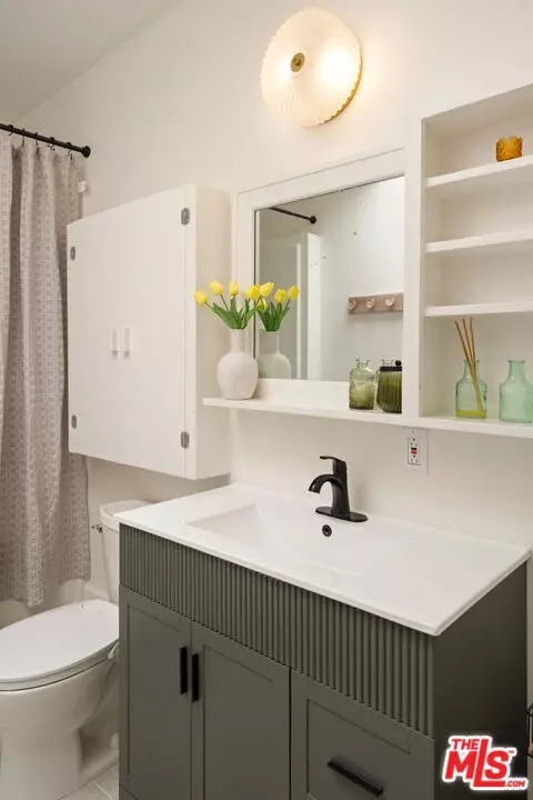 Bath - 818 Palms Blvd, Venice, CA 90291 photo 2 of 5