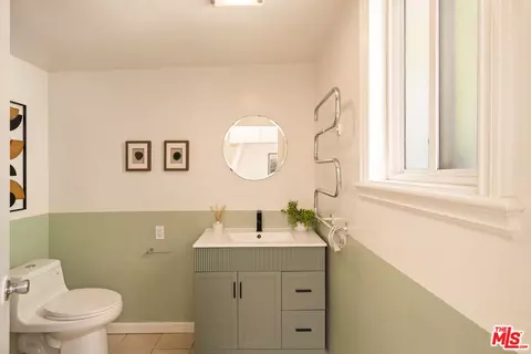 Bath - 818 Palms Blvd, Venice, CA 90291 photo 4 of 5