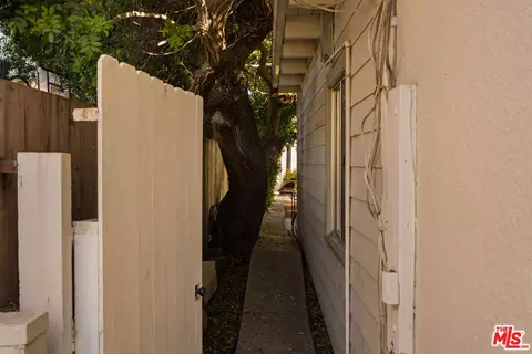 Exterior - 818 Palms Blvd, Venice, CA 90291 photo 5 of 14